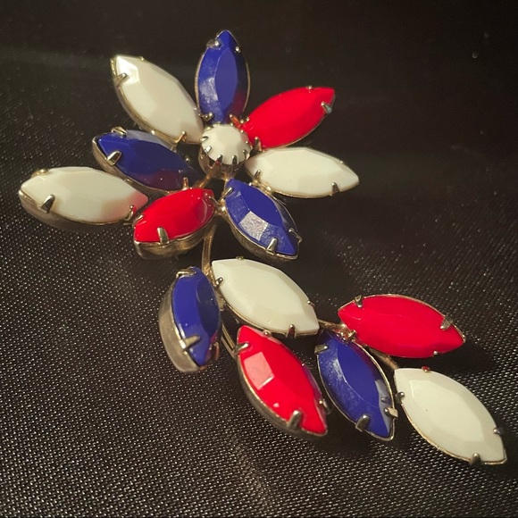 Vintage JULIANA D&E Large Patriotic Red White Blue Flower Leaf Brooch Pin - Picture 3 of 5